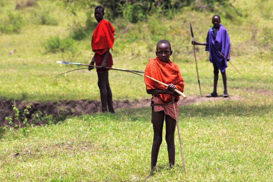 2009 wurden Massai-Dörfer in Loliondo niedergebrannt und die Indigenen verloren Vieh, als sie von dem Land, das von OBC gepachtet wurde, vertrieben wurden. 

Im März 2013 kündigte die Regierung zudem ein weiteres 1.500 Quadratkilometer großes „Naturschutzgebiet“ auf dem Massailand in Loliondo an. 

Die Massai würden dadurch daran gehindert werden zu ihrem Weideland im geplanten „Wildtierkorridor“ zu gelangen, womit ihre Lebensweise als Rinderhirten zerstört werden würde. Manche Massai glauben, dass dies das Ende der Massai als Volk bedeuten würde und auch das Ende für das Ökosystem der Serengeti. 

Doch im September 2013 "gab Tansanias Präsident die Pläne auf":http://www.survivalinternational.de/nachrichten/9596. Das Land wird bei den Massai verbleiben, die sich, in den Worten des Präsidenten, “seit Menschengedenken gut um das Gebiet gekümmert haben”.