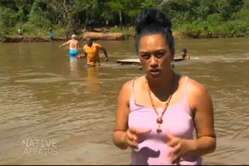 Maori-Journalisten haben Guarani besucht, die zwischen einem Fluss und Ackerland gefangen leben.