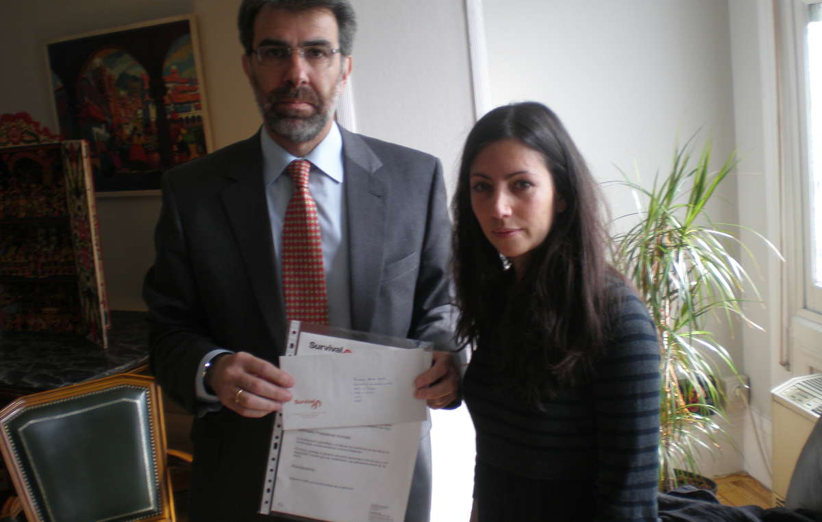 Representante de la embajada de Perú en Madrid recibe la carta para el Presidente Humala y la petición por los indígenas aislados firmada por más de 120.000 personas.