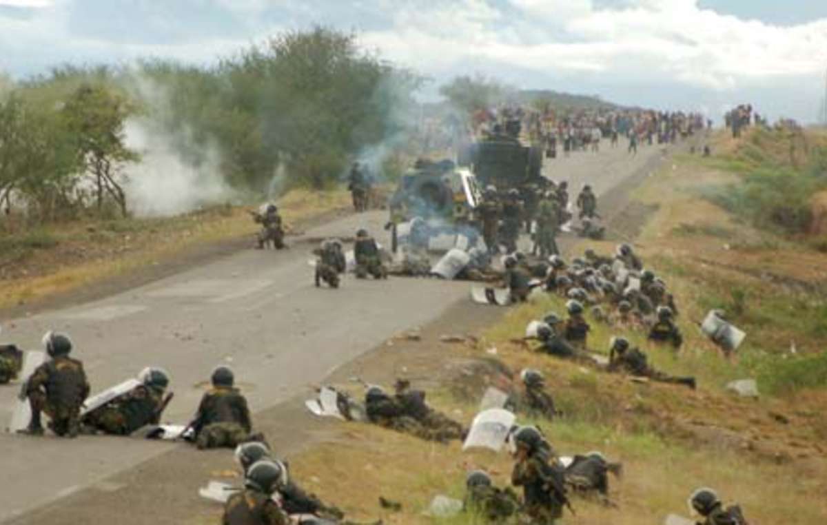 Des policiers armés tirent sur des manifestants indiens à Bagua, au nord du Pérou.