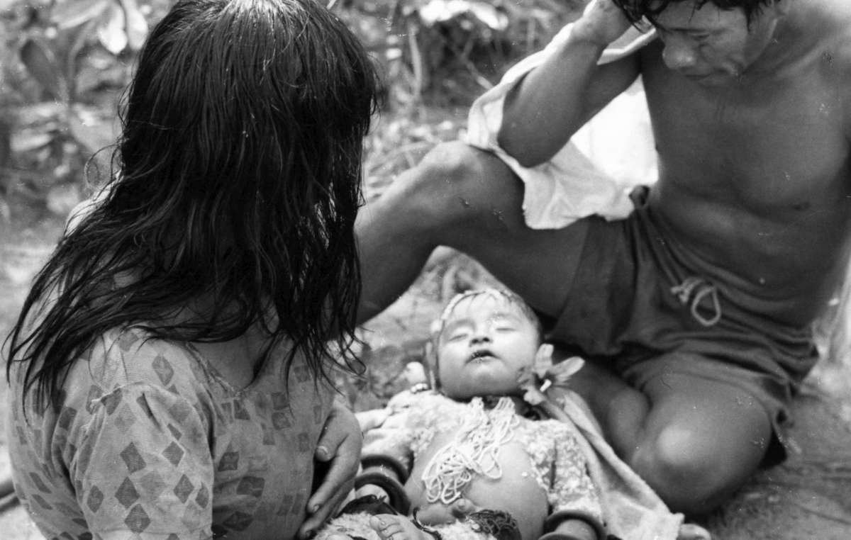 Un couple karajá avec leur bébé mort de la grippe.