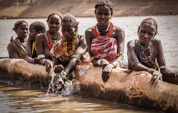 Gli indigeni della bassa valle dell’Omo dipendono dalle esondazioni stagionali per irrigare le coltivazioni e abbeverare il bestiame.