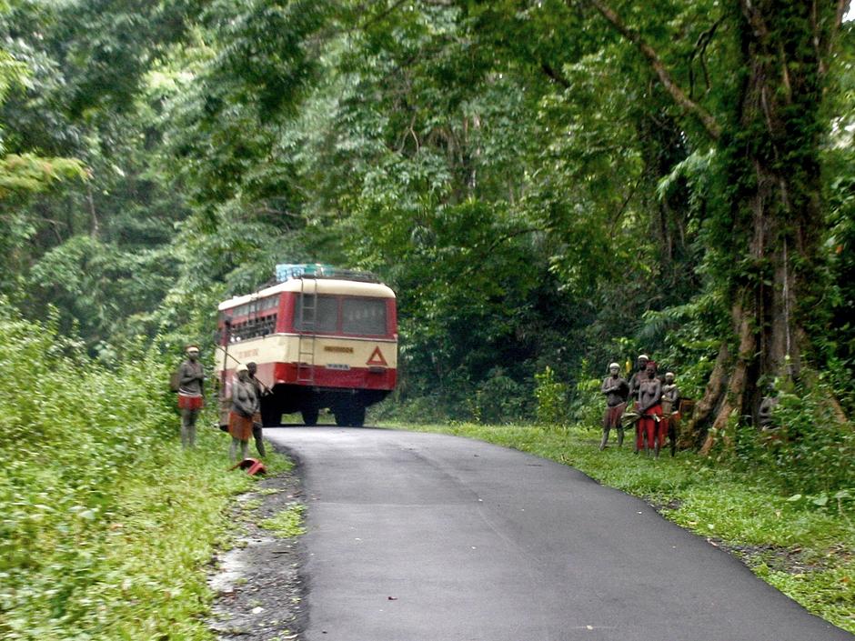 Mayo: Apenas unas semanas después de que Survival lanzara un boicot turístico a las islas Andamán de la India con el fin de detener los degradantes “safaris humanos” para ver a la tribu jarawa, diversas agencias de viajes se unieron al boicot y más de seis mil personas se comprometieron a no visitar las islas hasta que los tours se interrumpieran, después de la cobertura mediática mundial. 

"Lee el artículo completo":http://www.survival.es/noticias/9244