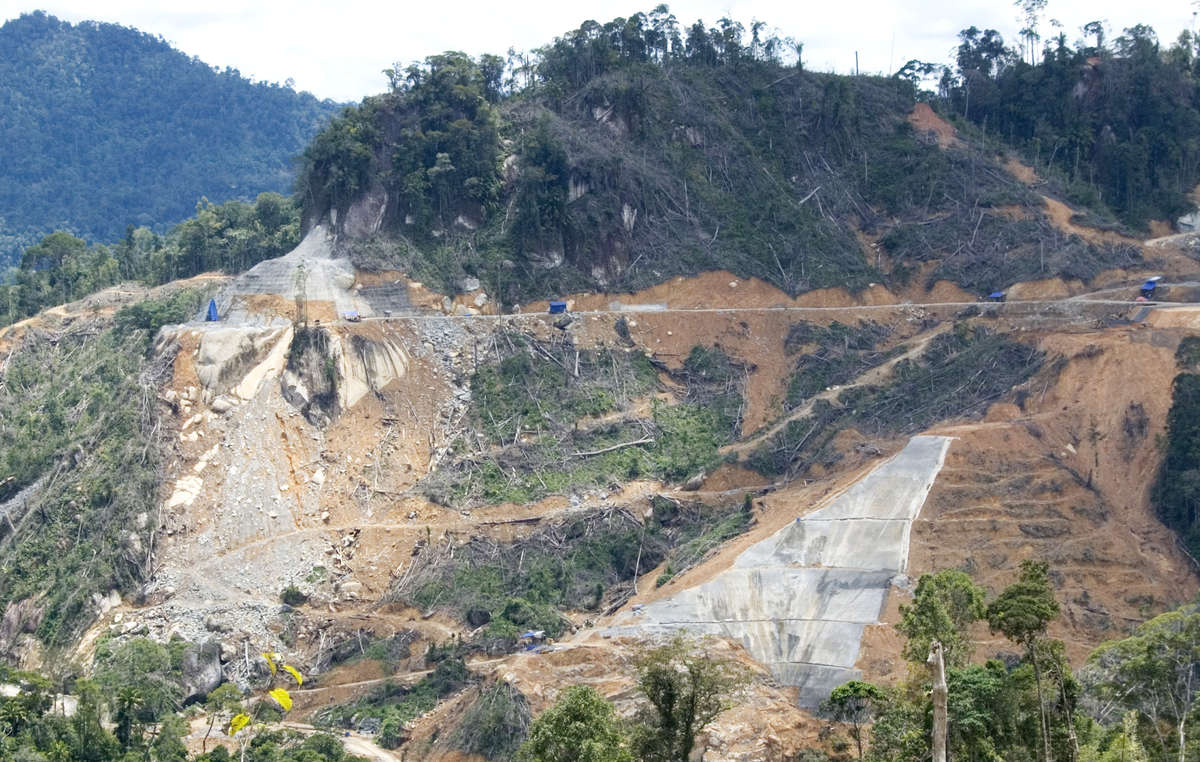 La construction du barrage de Murum, aujourd'hui achevée. Les eaux du barrages inondent les forêts et villages penan.
