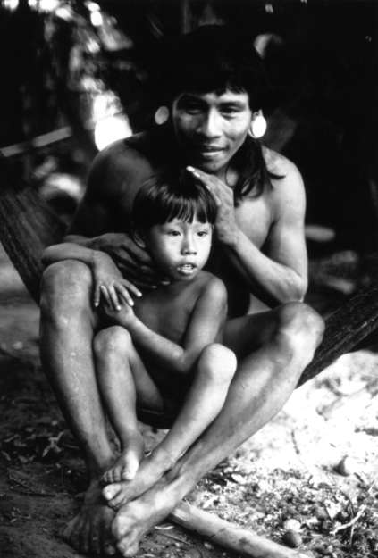 Les Indiens waorani d’Amazonie équatorienne sont connus comme ‘les pères du jaguar’ en référence à leurs chamanes qui reçoivent une aide de leurs ‘enfants’ jaguars adoptés, leur garantissant ainsi que le gibier ne s’éloignera pas des humains. Le jaguar qui apparaît au chamane dans ses rêves lui révèle qu’il souhaite l’adopter en tant que père. 

Bien que la plupart des Waorani vivent désormais dans des villages sédentaires, d’autres groupes restent isolés dans le parc national Yasuni et ses environs. 

_Nous ressentons que nous sommes un peuple en voie de disparition_, nous a confié Ehenguime Enqueri Niwa, le porte-parole des Waorani. _Depuis des siècles, les Waorani ont défendu leurs territoires, mais aujourd’hui les plus grandes menaces auxquelles ils sont confrontés sont l’exploitation pétrolière, forestière et minière. Qu’adviendra-t-il de nos enfants quand ils seront grands ? Où vivront-ils ?_  

Les Waorani ont été contactés dans les années 1950 par des missionnaires évangélistes américains. Le père d’Enqueri a été l’un des premiers membres de sa tribu à les avoir rencontrés. 