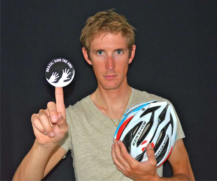Le cycliste et vainqueur du Tour de France Andy Schleck soutient les Awá.