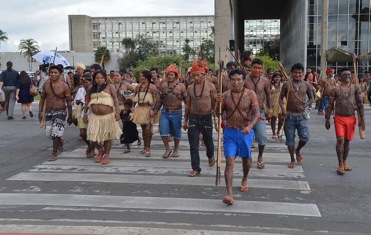 Indiens manifestant à Brasilia, contre l'affaiblissement de leurs droits.