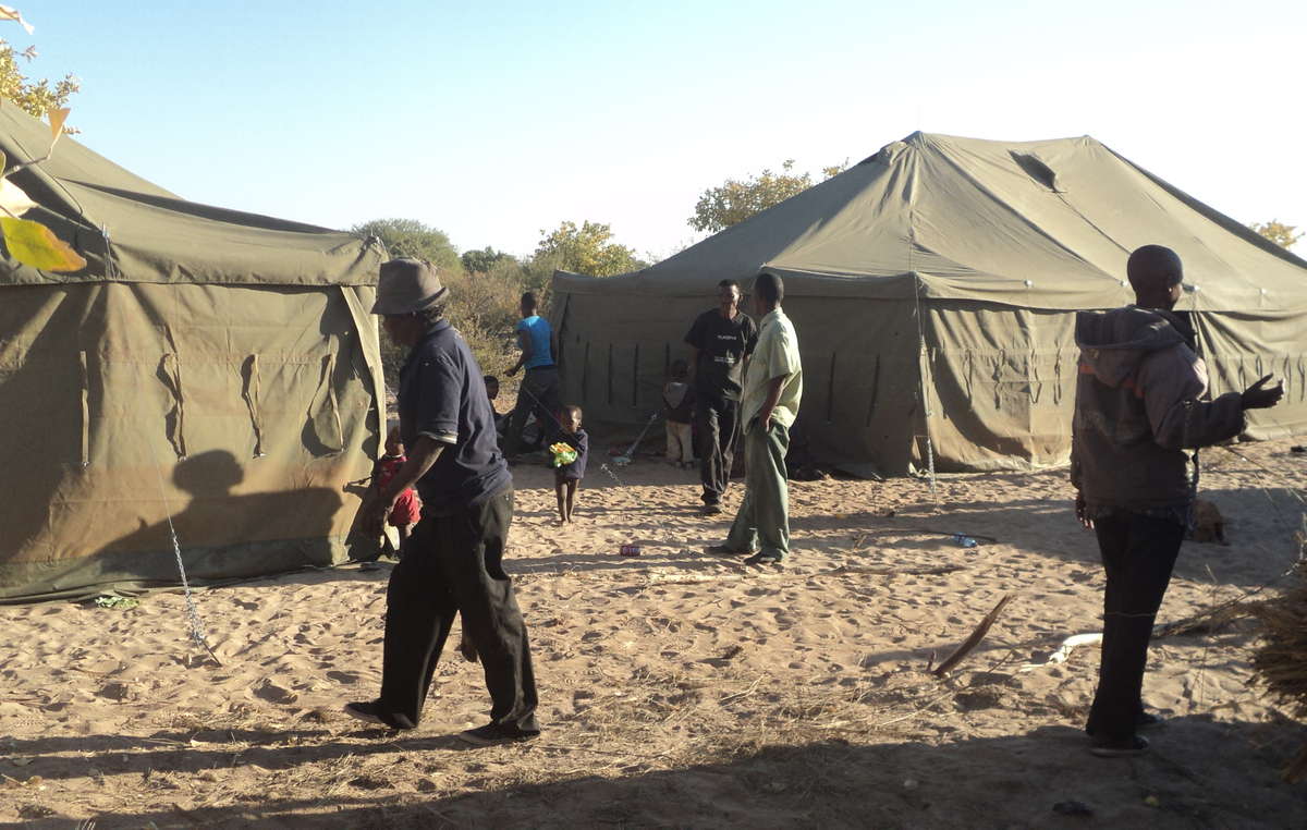 Regierungsvertreter und Polizei haben in Ranyane ein Lager aufgeschlagen, um lokale Anwohner zur Umsiedlung zur drängen.