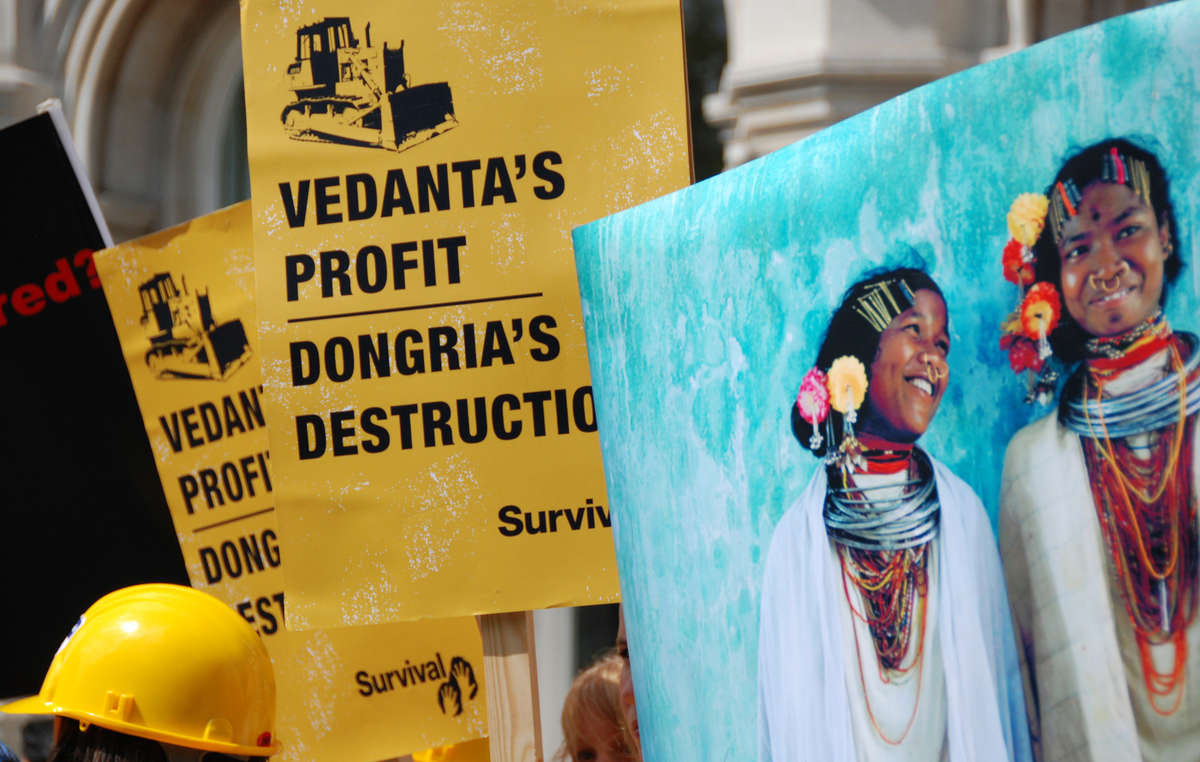 Los manifestantes ondean sus pancartas en la Junta General de Accionistas de Vedanta de 2009.