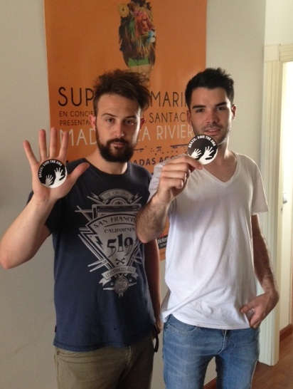 José y Juanca, de la banda de rock independiente Supersubmarina, apoyan a los awás.