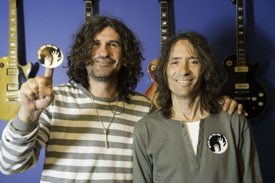 En la imagen Iñaki y Robe de Extremoduro, una de las mejores bandas de rock en español de la historia, apoyan sonrientes a los awás.