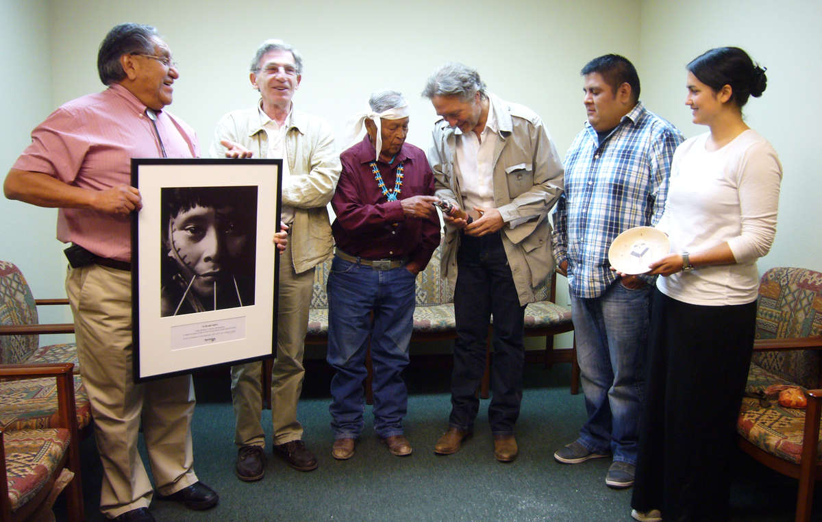 Suite à la restitution du katchina, les Hopi et la délégation ont échangé des cadeaux.