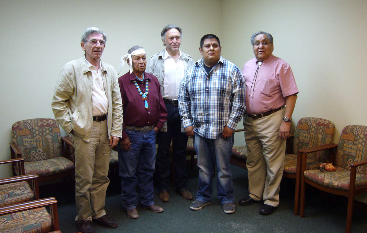 Anwalt Pierre Servan-Schreiber und Jean-Patrick Razon von Survival International übergaben die Katsina an den Vorsitzenden des Hopi-Rates und religiöse Anführer. (Fotos waren nicht erlaubt.)
