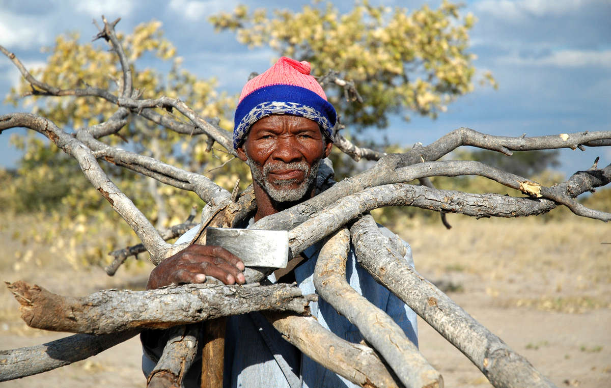 Buschleute werden verhaftet, obwohl ihnen das Recht zusteht, in der Kalahari zu leben und zu jagen.