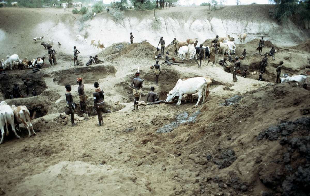 In der Trockenzeit graben die Nyangatom, Mursi und andere Völker tiefe Löcher im Flussbett, um ihr Vieh zu versorgen und Trinkwasser zu gewinnen.