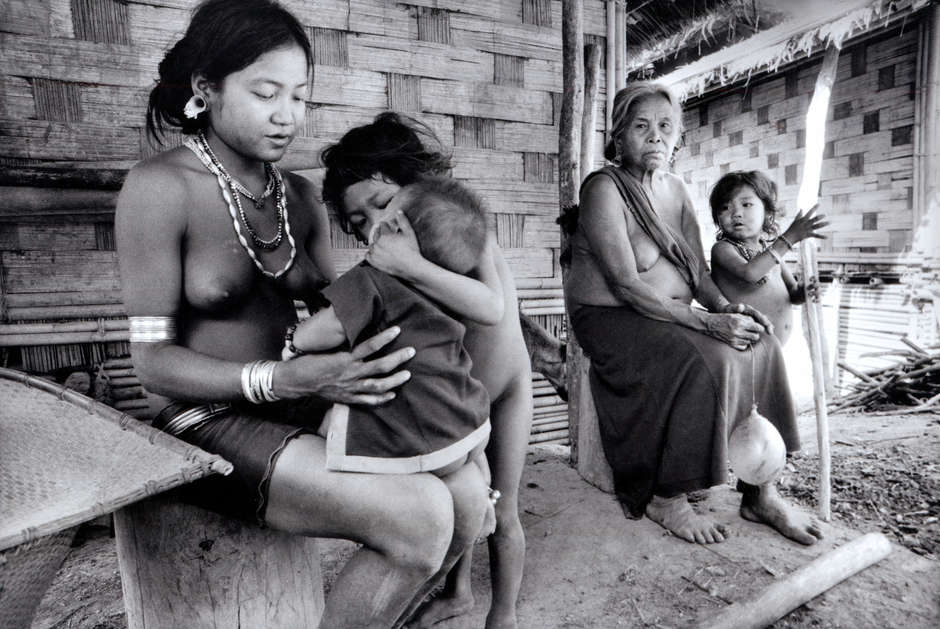 Depuis l’indépendance du Bangladesh en 1971, les Jumma des Chittagong Hill Tracts, qui vivent dans la région montagneuse du sud-est du pays, sont soumis à certaines des pires violations de droits de l’homme commises en Asie.

Doux, charitables et tolérants, les Jumma sont ethniquement et linguistiquement distincts de la majorité bengali.

Aujourd’hui, ils sont numériquement surpassés par les colons et brutalisés par les militaires.

La violence sexuelle commise à l'encontre des femmes et jeunes filles jumma est également alarmante : en 2013, au moins onze femmes et jeunes filles jumma ont été victimes d'agressions sexuelles et bien que ce nombre s'accroisse, les viols sont rarement signalés en raison de la stigmatisation sociale qu'ils représentent.

_'Peu de mesures ont été prises pour punir les responsables de ces crimes'_, a déclaré Sophie Grig de Survival International. _'Les femmes et les jeunes filles sont de plus en plus vulnérables et leurs violeurs agissent en toute impunité.'_