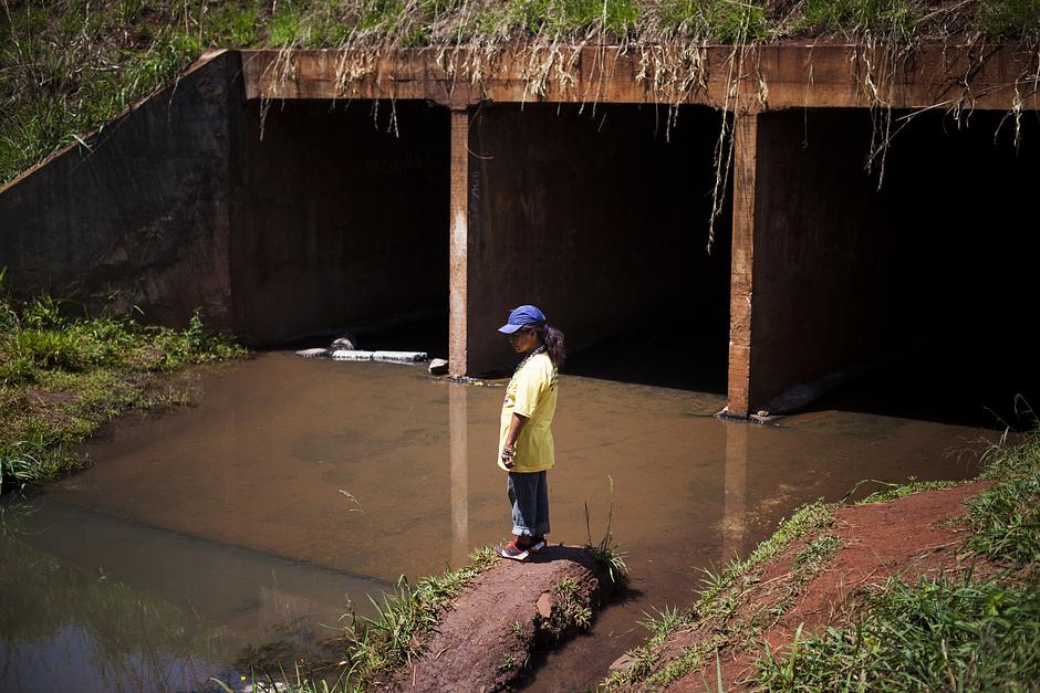 The Apy Ka'y community's only water source was one that is polluted by chemicals used to spray soya and sugarcane plantations.

_When it rained, we drank dirty water like dogs_, says Damiana.
