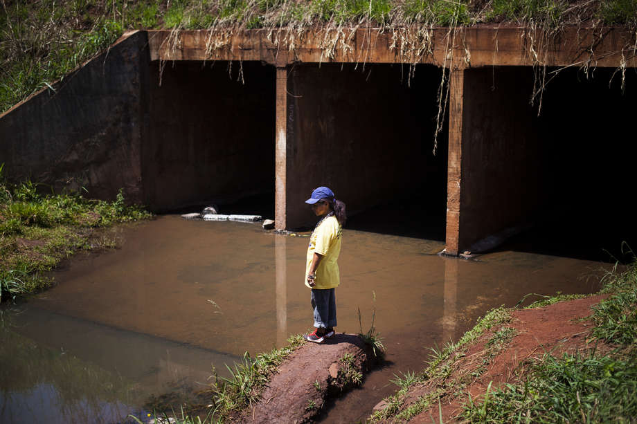 A única fonte de água dos Guarani de Apy Ka'y era poluída por produtos químicos usados nas plantações de soja e cana-de-açúcar.

_Quando chovia, bebíamos água suja como cachorros_, diz Damiana.