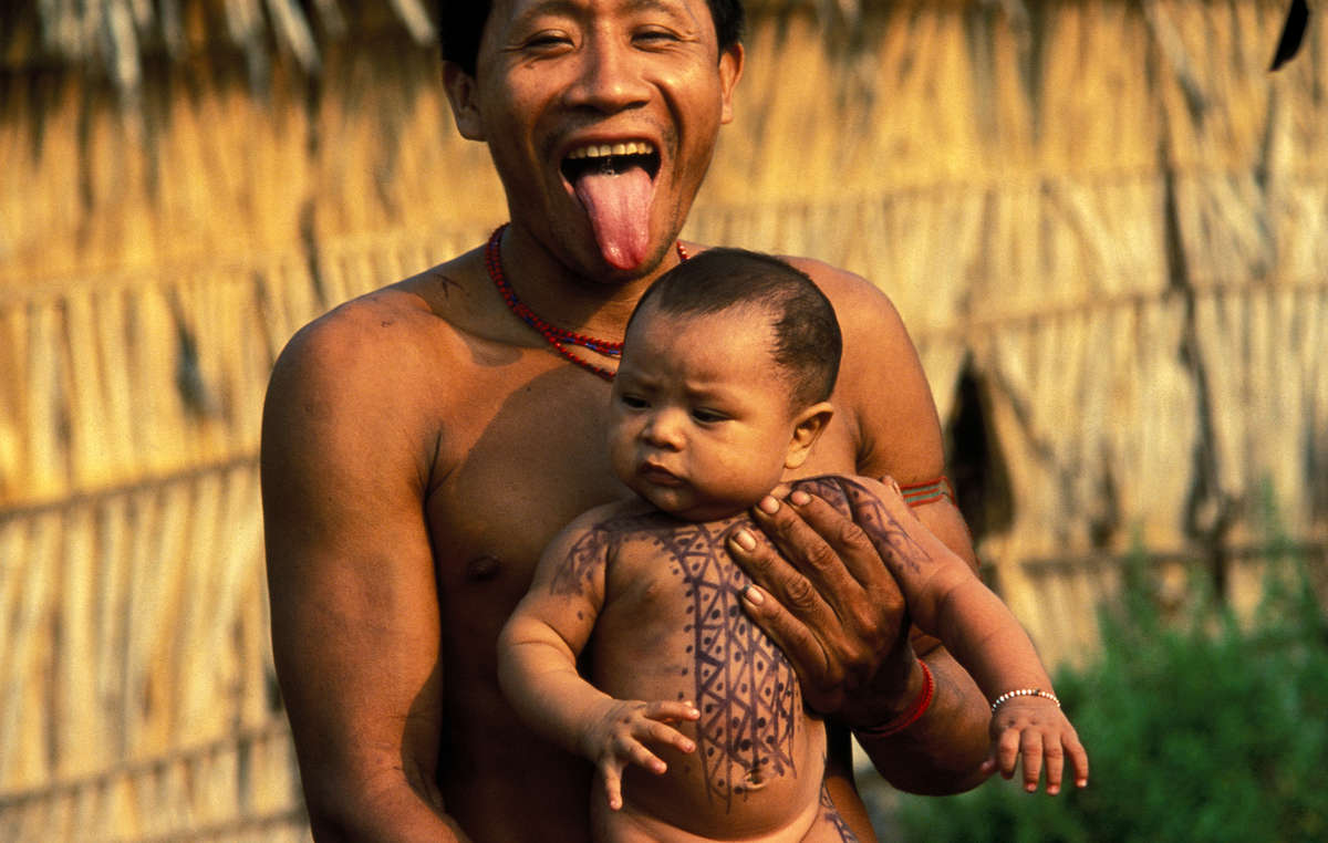 Pakiriwa mit seinem Sohn, Arara, Brasilien.
