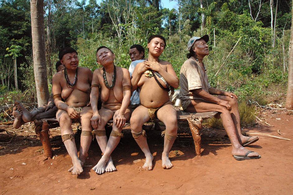 Desde que los akuntsus fueron forzosamente contactados en los años 70, los foráneos han intentado acabar con ellos en repetidas ocasiones. En esto momento ya solo sobreviven tres akuntsus. Cuando ellos también mueran, este pueblo indígena se habrá extinguido para siempre.