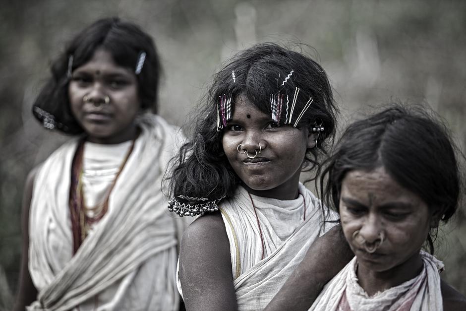 Agosto: La tribu dongria kondh de la India rechazó rotundamente los planes del gigante minero británico Vedanta Resources de abrir una mina de bauxita a cielo abierto  en sus colinas sagradas de Niyamgiri. 

Doce comunidades dongrias votaron unánimemente en contra de la mina durante las consultas ordenadas por el Tribunal Supremo de la India el pasado mes de abril, porque sus derechos religiosos, culturales y sociales estarían en jaque si la mina siguiera adelante.

"Lee el artículo completo":http://www.survival.es/noticias/9486