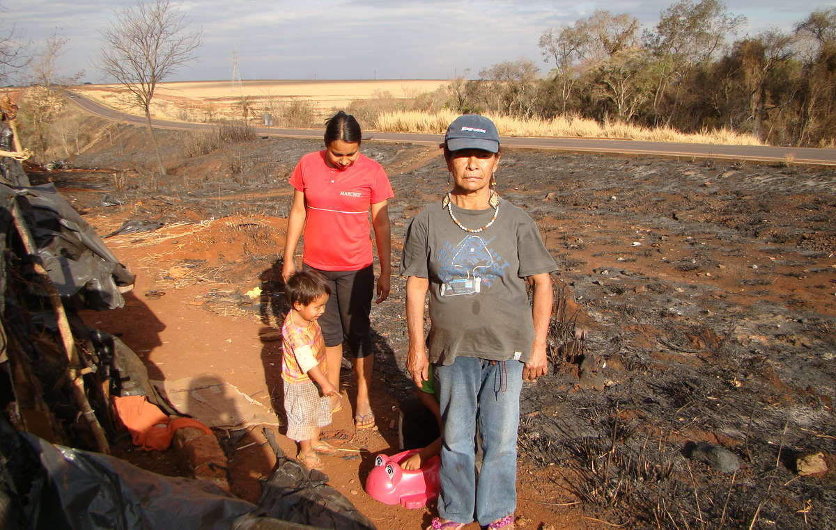 Damiana, líder de la comunidad de Apy Ka’y, junto a los restos de su campamento tras ser arrasado por un incendio.