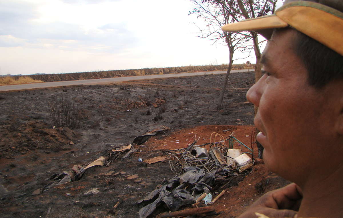 Ein Brand hat ein Lager der Guarani am Straßenrand im brasilianischen Bundesstaat Mato Grosso do Sul zerstört.