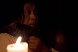 Femme awa lors d'une veillée en mémoire des douze Awa massacrés en août 2009.