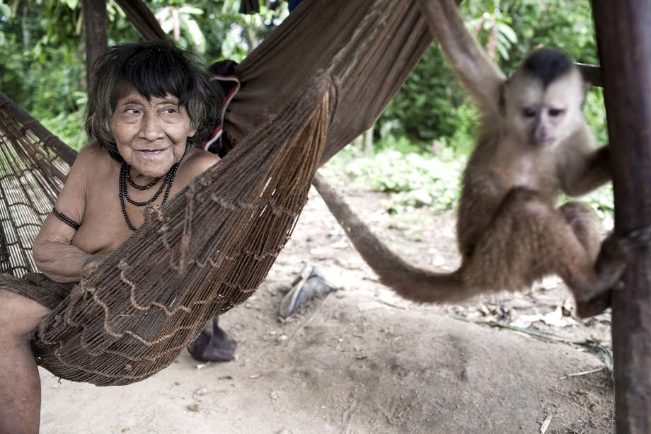 Amerintxa, una mujer awá junto a su mascota, un mono capuchino.
