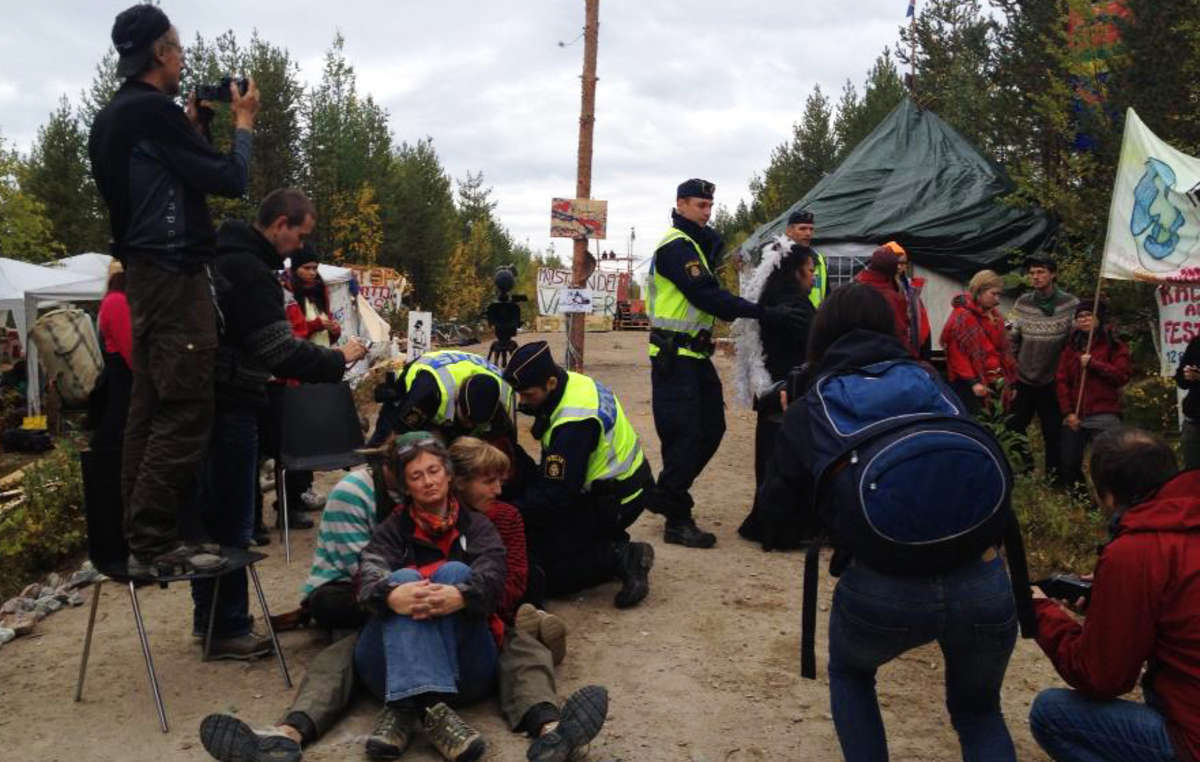 The police arrested several protesters and tried to dismantle the blockade.