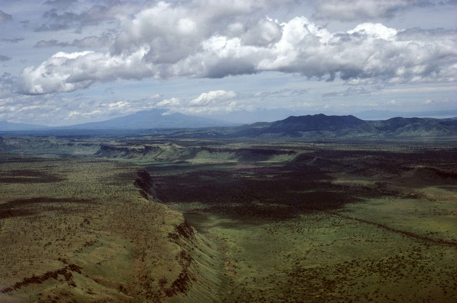 In der zweiten Hälfte des 20. Jahrhunderts wurde eine Serie von Nationalparks und Schutzgebieten auf Massailand gegründet. 

Der Serengeti-Nationalpark wurde 1940 gegründet und 1959 wurden die Massai durch britische Administration aus dem Gebiet ausgewiesen. Heute sind den Massai nur noch die trockensten und am wenigsten fruchtbaren Stücke des Landes geblieben. 

Mehrere weltbekannte Wildreservate und Nationalparks waren einst Land, das den Massai gehörte – darunter Aboseli, Masai Mara, Samburu, Ngorongoro, Manyara und die Serengeti, die ihren Namen dem Maa-Wort _Siringit_ für „unendliche Weite“ verdankt.
 
Die Massai wurden damit Teil der vielen Millionen von Menschen weltweit – die meisten davon indigen – die "im Namen des Naturschutzes aus ihrem Zuhause vertrieben":http://www.survivalinternational.de/ueber/naturschutzfluechtlinge wurden. 

„Für Gemeinden hat der Verlust ihres Landes immer schlimme Folgen, egal ob sie es durch Naturschutzprojekte oder andere „Entwicklungen“ wie Bergwerke oder Staudämme einbüßen“, sagt Stephen Corry, Direktor von Survival International. 