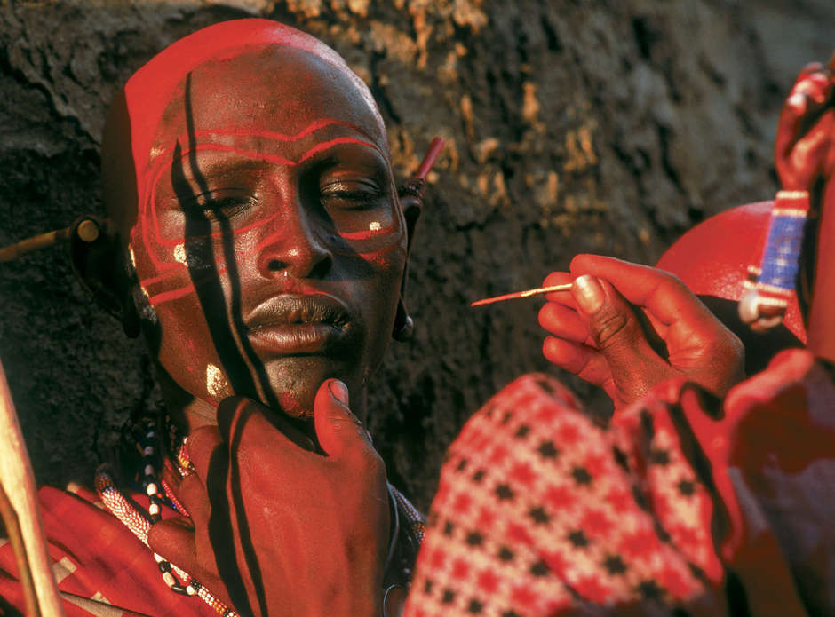 Maasai men and boys are organized into age-sets whose members pass through initiations from youth to 'warrior' (_moran_), and eventually to elders.  

The _e unoto_ ceremony heralds the transition of the teenage _moran_ into manhood.  A boy blows into the horn of a greater kudu antelope to summon _moran_ to the start of several days of singing and dancing. In preparation for the climax of the _e unoto_ ceremony, _moran_ paint each other's faces with ochre pigment.

_Moran_ build their own separate villages, called _manyatta_, and live according to their own rules, until their age set graduates into married life. 