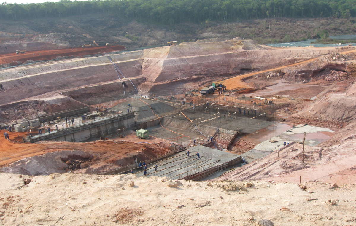 Uma nova hidrelétrica sendo construída na floresta amazônica brasileira.