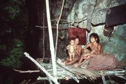 Famille Tau’t Batu (gens de la grotte) à l'entrée de la grotte de Pangi-Pangi, dans la vallée de Singnapan.