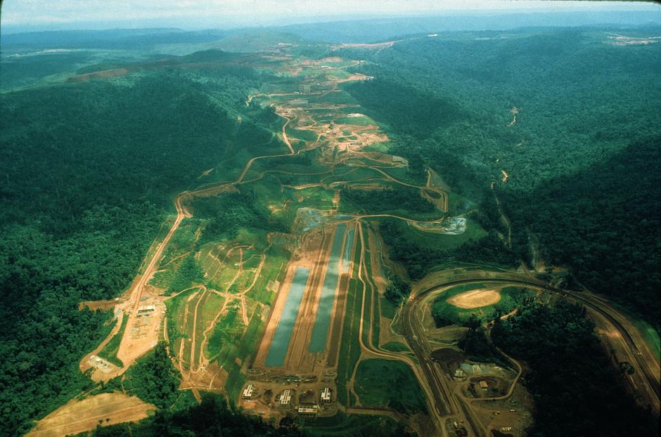 La minería, tanto de proyectos multimillonarios como de operaciones ilegales a menor escala, abre y contamina los territorios indígenas. El proyecto Gran Carajás, que incluye una mina (en la imagen), una línea de ferrocarril y una presa, dejó expuesto el noreste de la Amazonia a invasiones y a una violencia sin precedentes, y causó la muerte de muchos awá no contactados.