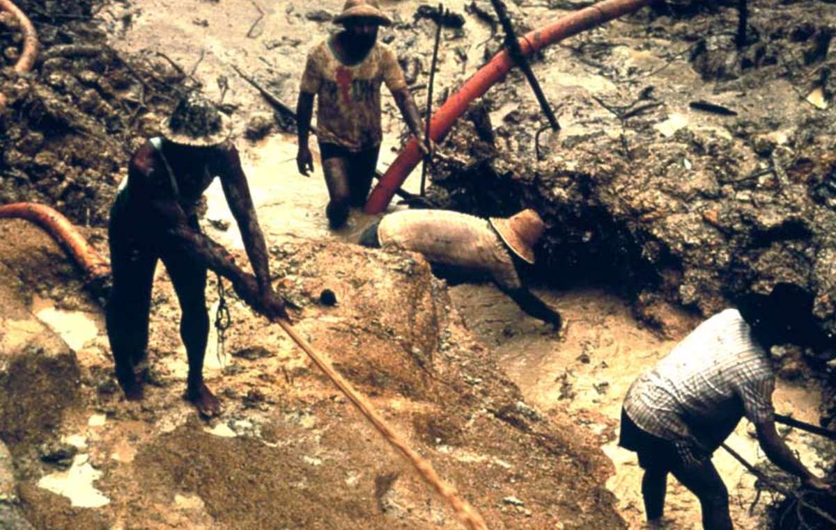 Garimpeiros trabalhando ilegalmente na Terra Indígena Yanomami em 2003.