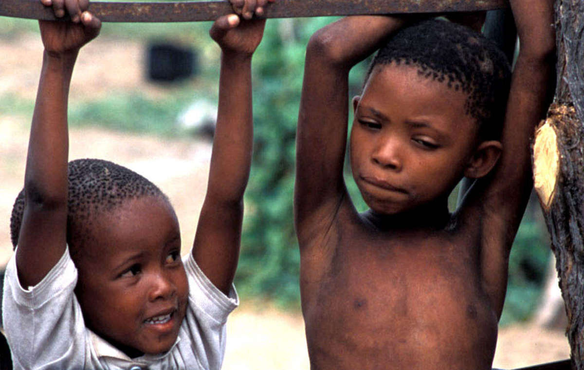 Enfants bushmen, Réserve du Kalahari, Botswana, 2004.
