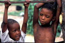 Enfants bushmen, Réserve du Kalahari, Botswana, 2004.