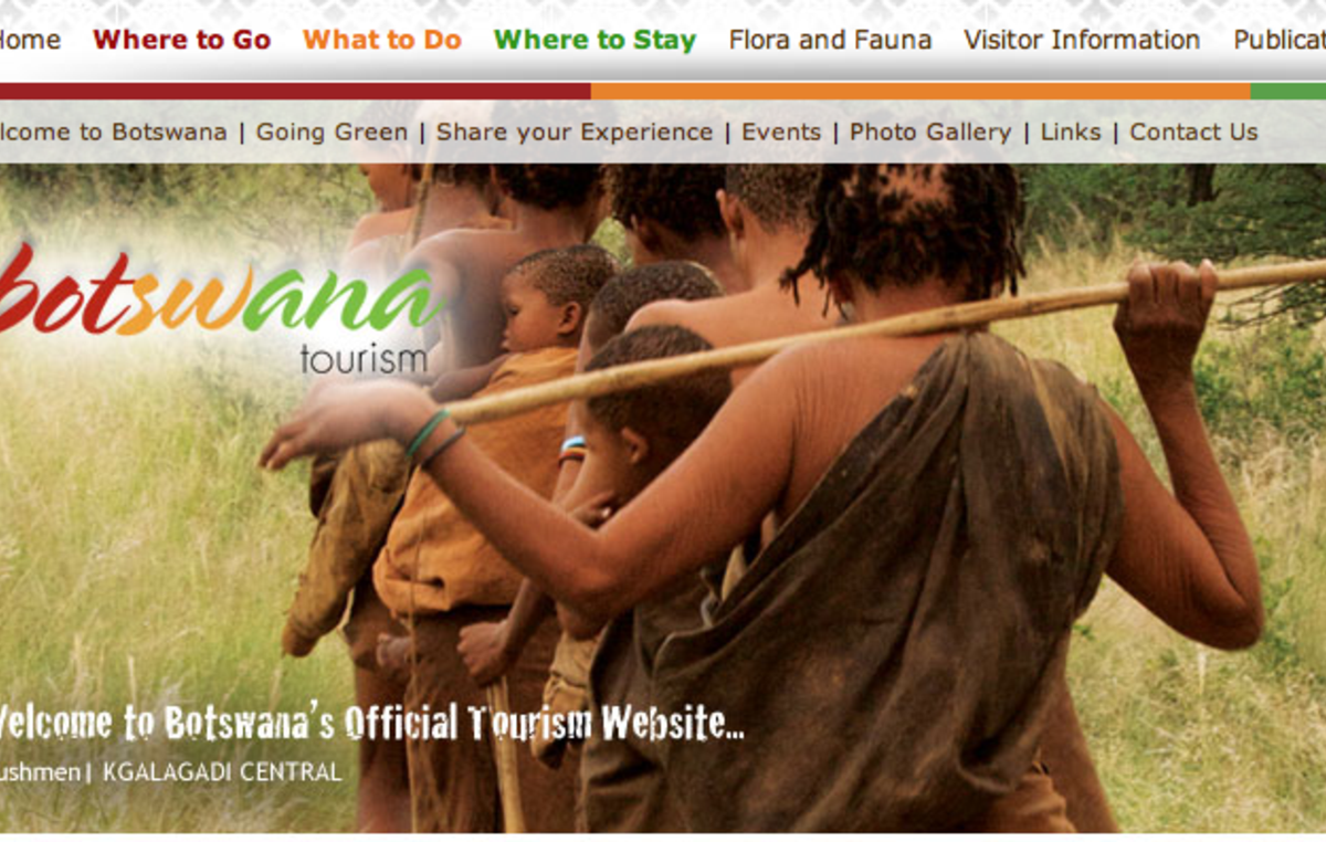 Em seu site de turismo, a Botsuana mostra uma imagem idílica dos Bosquímanos em roupas tradicionais