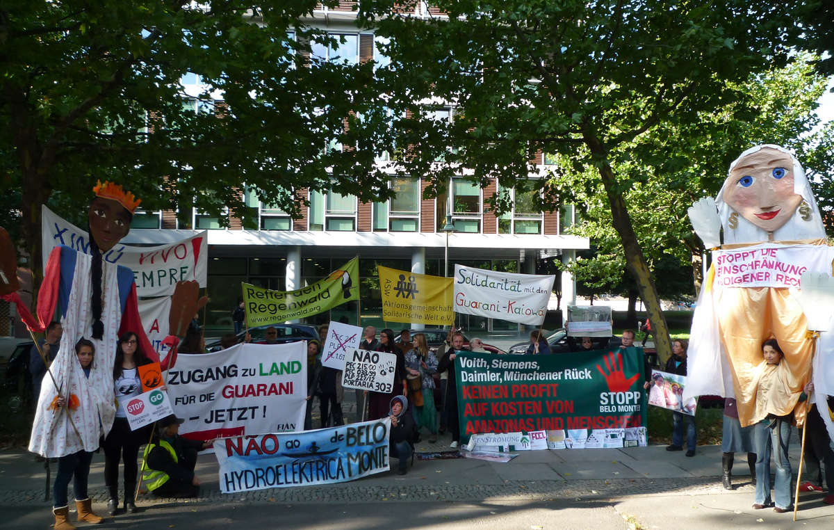 In Berlin forderten gestern Anhänger von Survival, FIAN und anderen Organisationen von Brasilien einen Stopp der bedrohlichen Gesetze und den Schutz indigenen Landes.