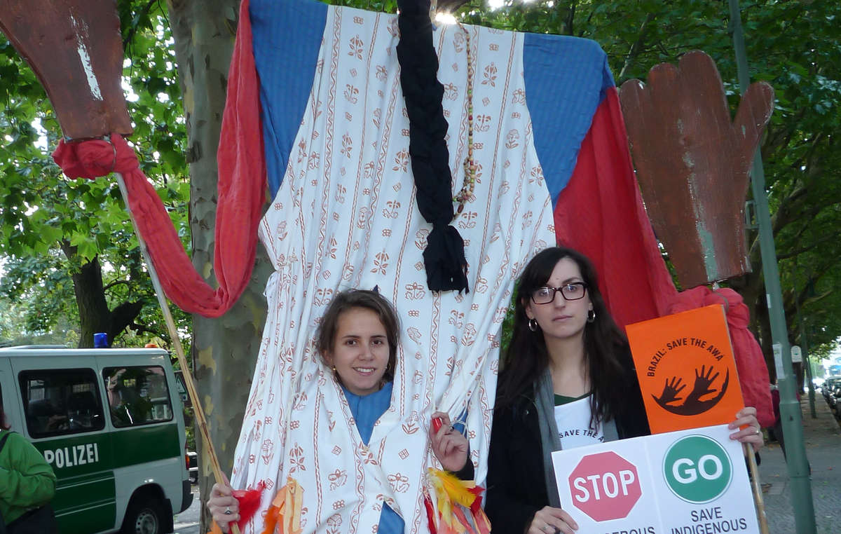 Demonstranten vor der brasilianischen Botschaft in Berlin
