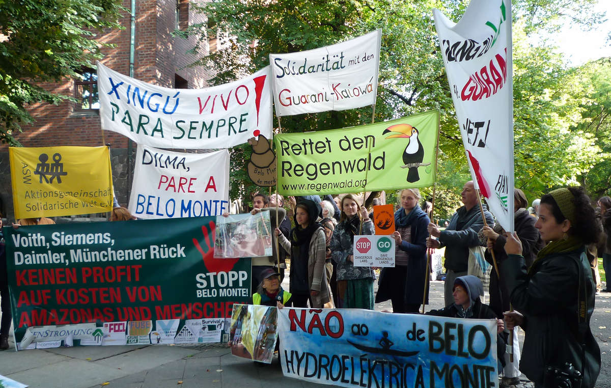 Demonstranten vor der brasilianischen Botschaft in Berlin