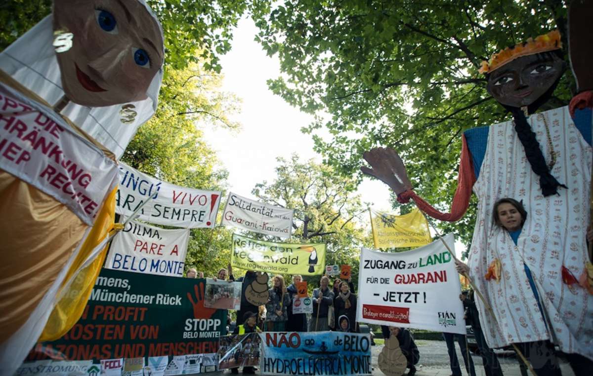 In Berlin forderten Aktivisten von Brasilien einen Stopp der bedrohlichen Gesetze und den Schutz indigenen Landes.