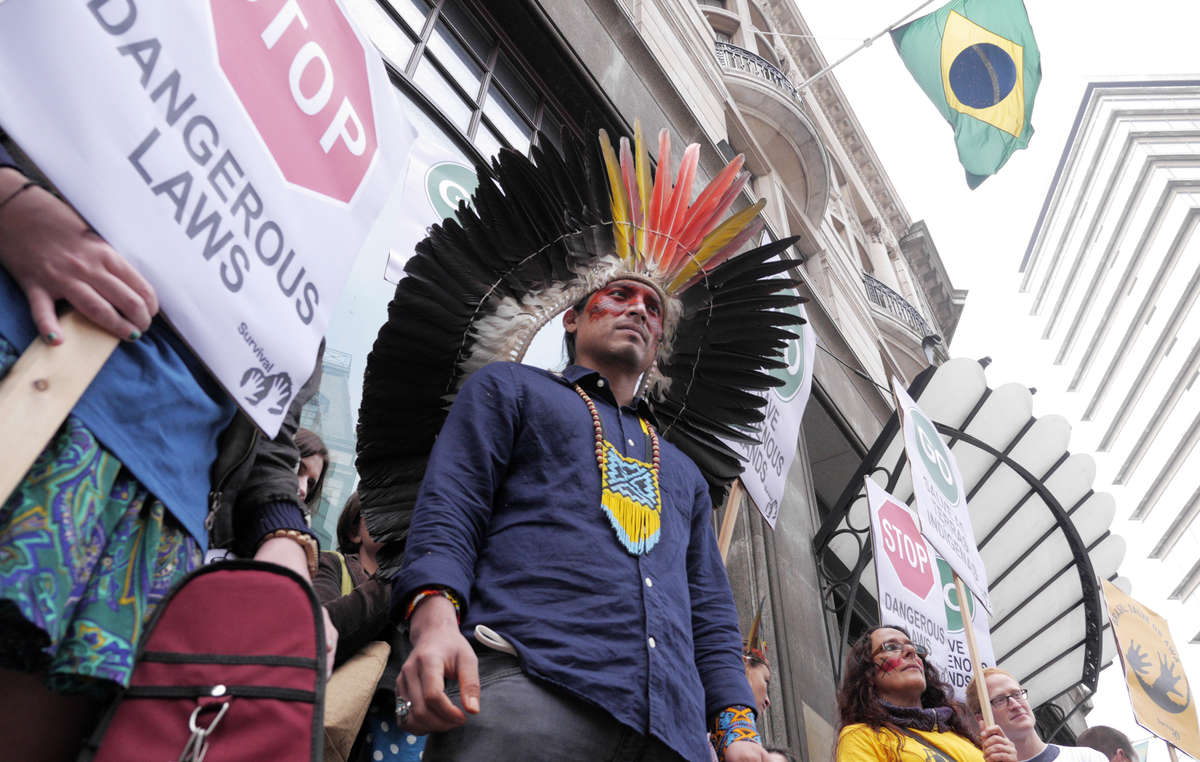 Nixiwaka Yawanawá aus dem brasilianischen Amazonasgebiet nimmt heute am Protest gegen die Unterwanderung indigener Rechte in London teil.