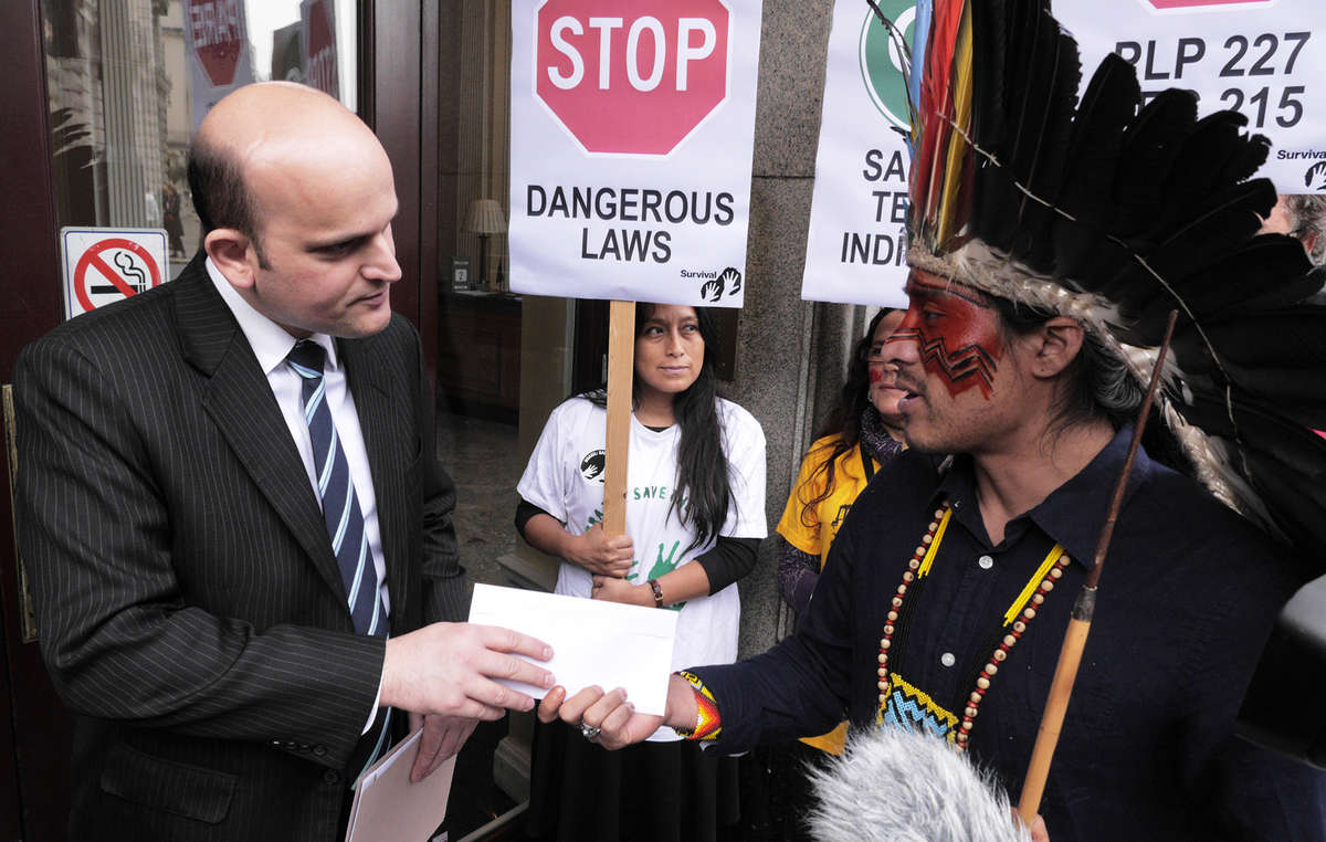 Nixiwaka Yawanawá aus Brasilien überreicht in London einem Botschaftsmitarbeiter einen Protestbrief.