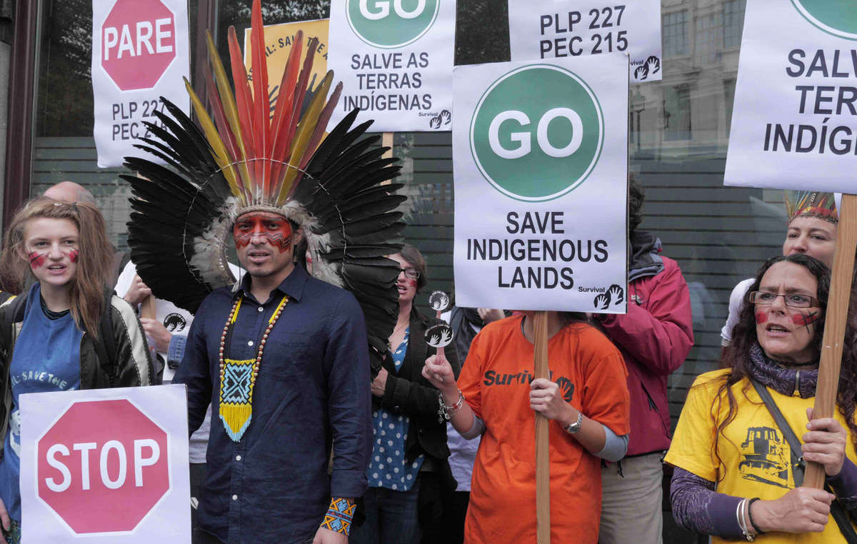 Aktivisten in London fordern Brasilien auf das Land indigener Völker zu schützen.