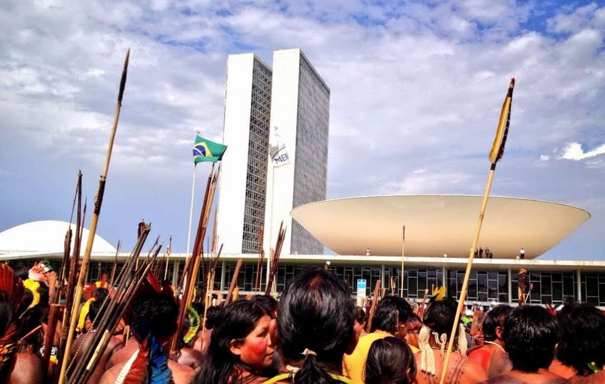 Brasilanische Indigene protestieren vor dem Kongress in Brasília.