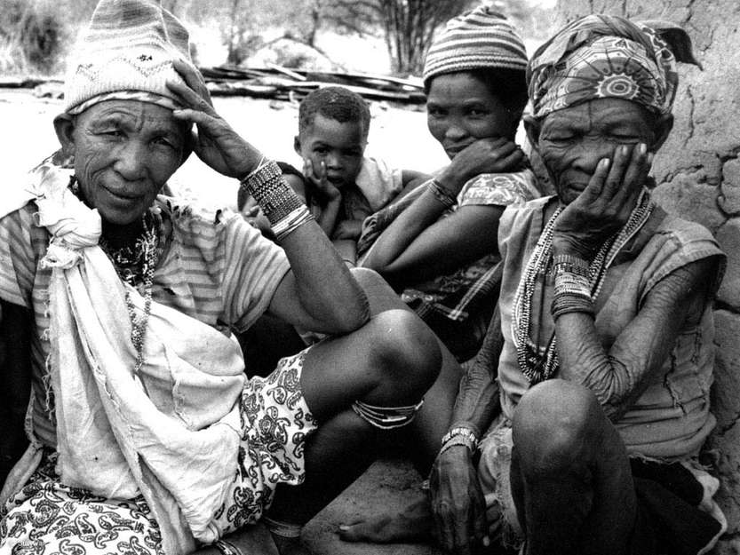 “Deja que nos llamen primitivos. Deja que nos llamen gente de la Edad de Piedra.

Nuestro modo de vida nos vale. Hemos visto su desarrollo, y no nos gusta”.

Mujer bosquimana, Botsuana.



