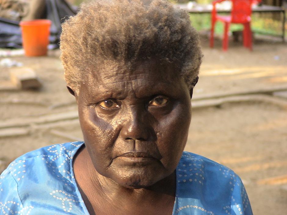 Boa Senior era la última superviviente del pueblo indígena bo, del archipiélago Gran Andamán (India). Con su muerte en 2010 se consumó la aniquilación de su pueblo y la extinción de su lengua. Cuando los británicos colonizaron las islas Andamán entorno a 1850, los dos y otros pueblos indígenas vecinos sumaban 5.000 granandamaneses. La mayoría fueron asesinados o murieron a causa de las epidemias introducidas por los colonos, hoy sobreviven menos de 60 granandamaneses. 