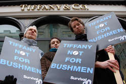 Manifestants rassemblés aujourd'hui à Londres, Paris, Madrid, Berlin et San Francisco devant les boutiques de Tiffany.